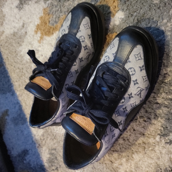 AUTHENTIC LOUIS VUITTON SNEAKERS - Picture 2 of 6